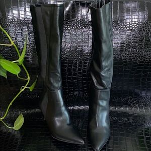 (SOLD) Pointy Toe Knee High Zip Up Boots